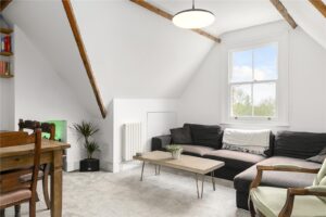 2 bedroom flat to rent in Park Road, Teddington TW11