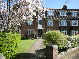 2 bedroom flat to rent in Kelvin Drive, St Margarets TW1
