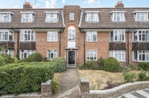2 bedroom flat to rent in Kelvin Drive, St Margarets TW1